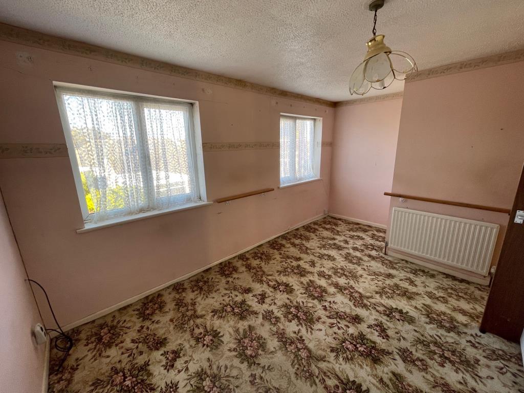 Lot: 122 - SEMI-DETACHED HOUSE FOR IMPROVEMENT - Bedroom 1 alternative view